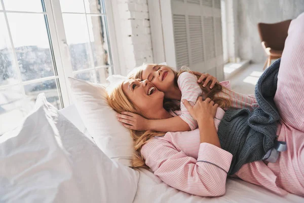 Loira Bela Mãe Com Bonito Filhinha Abraçando Cama — Fotografia de Stock