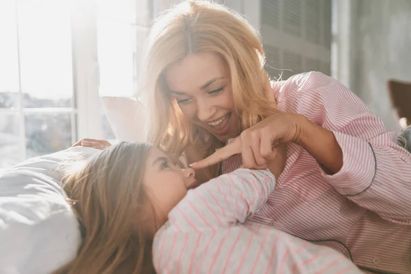 Speelse Blonde Mooie Moeder Haar Dochter Neus Aanraken Glimlachen Terwijl — Stockfoto