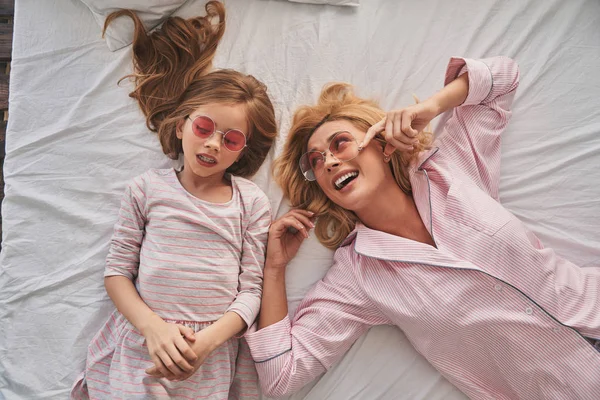 Vista Dall Alto Felice Bella Madre Figlia Carina Occhiali Sole — Foto Stock