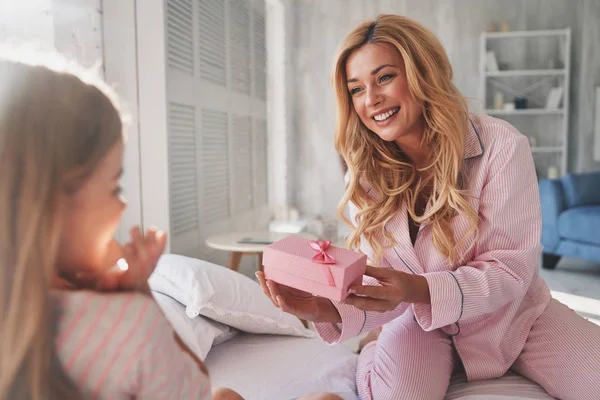 Jeune Belle Mère Donnant Cadeau Mignonne Petite Fille Tout Étant — Photo