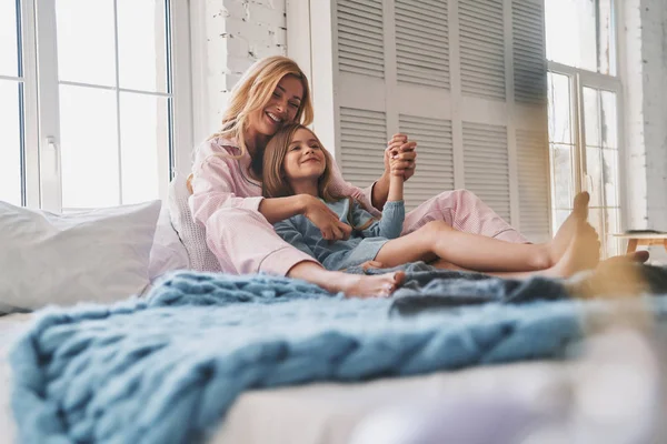 Preguiçosa Cama Bela Jovem Mãe Abraçando Sua Filha Sorrindo Enquanto — Fotografia de Stock