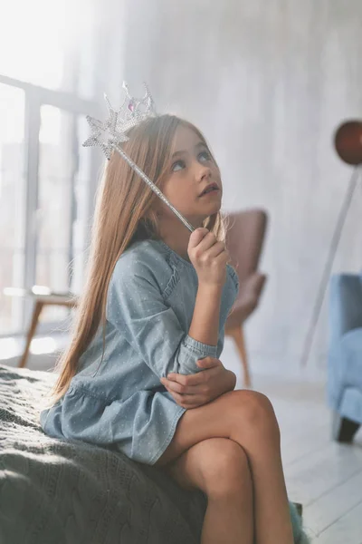 Bonita Menina Brincando Com Uma Varinha Mágica Pensando — Fotografia de Stock