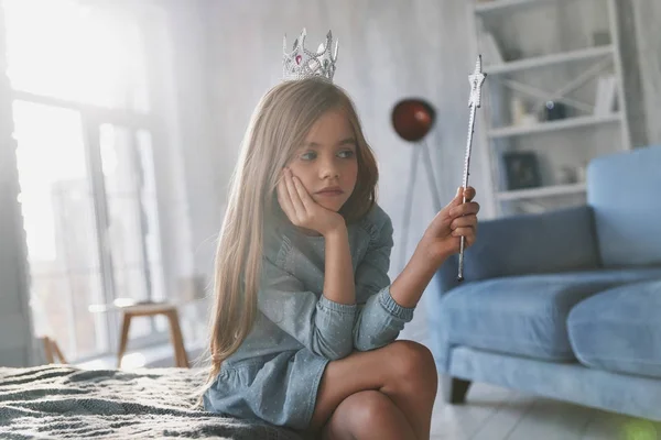 Menina Decepcionada Brincando Com Uma Varinha Mágica Olhando Para Longe — Fotografia de Stock