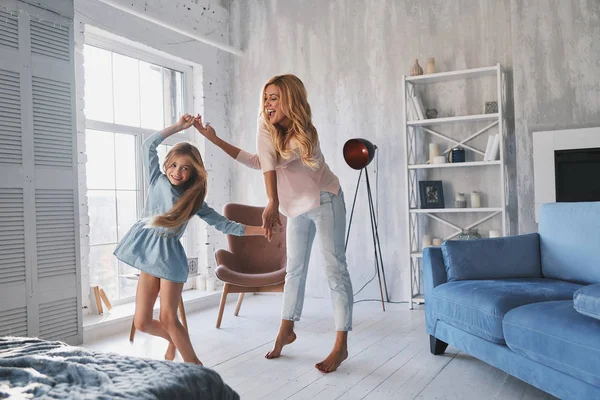 Madre Hija Tomadas Mano Bailando Dormitorio Casa — Foto de Stock