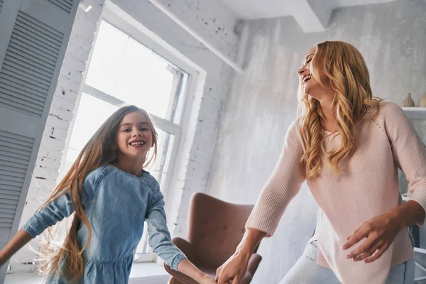 Mère Fille Tenant Main Dansant Dans Chambre Coucher Maison — Photo