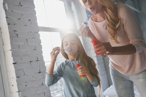 Mère Fille Soufflant Des Bulles Savon Tout Passant Temps Maison — Photo