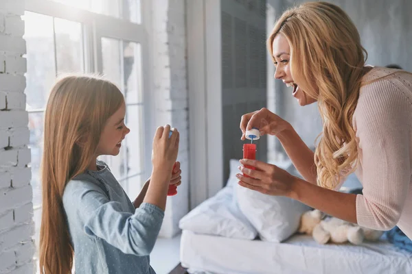 Heureux Mère Fille Tenant Des Bouteilles Bulle Savon Riant Dans — Photo