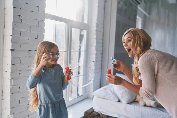 Mutter Und Tochter Pusten Seifenblasen Und Lachen — Stockfoto
