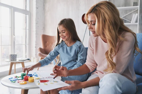 Madre Hija Pintando Con Los Dedos Álbum Casa Acogedora —  Fotos de Stock