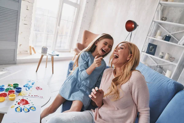 Entzückende Mutter Und Tochter Lachen Beim Malen Hause — Stockfoto