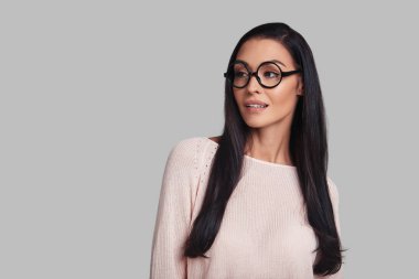 Gri bir arka plana dayanır Studio poz Eyewear güzel esmer kadın