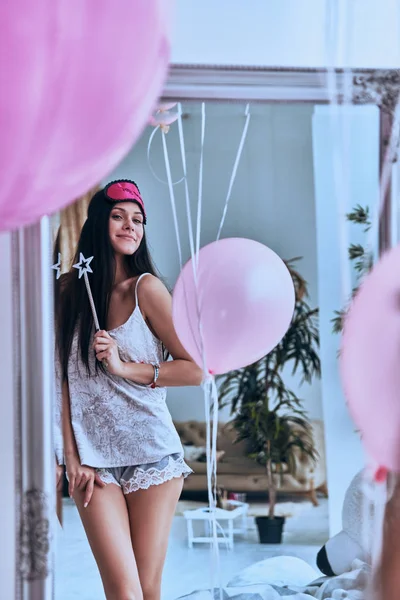 Reflexão Jovem Mulher Atraente Desgaste Noite Máscara Sono Segurando Uma — Fotografia de Stock