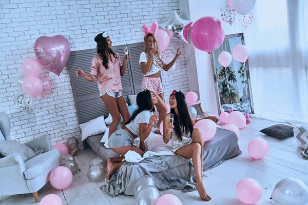 Piękne Młode Uśmiechający Się Kobiet Piżamie Obchodzi Bachelorette Party Szampanem — Zdjęcie stockowe