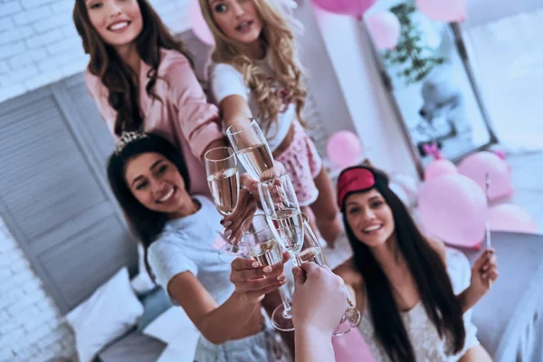 Vier Speelse Jonge Vrouwen Pyjama Roosteren Met Champagne Slaapkamer Glimlachen — Stockfoto