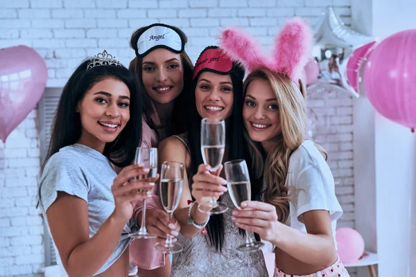 Prosit Vanuit Glimlachend Vrouwen Pyjama Holding Champagneglazen Slaapkamer — Stockfoto