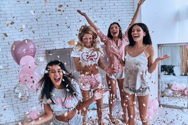 Счастливые Красивые Женщины Прыжки Пижамная Вечеринка Спальне Воздушными Шарами Конфетти — стоковое фото
