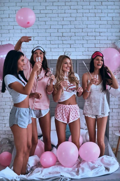 Повна Довжина Чотирьох Красивих Усміхнених Жінок Піжамі Ють Шампанське Стоячи — стокове фото