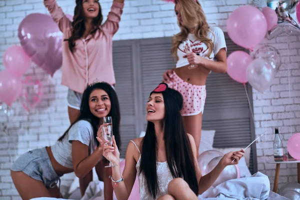 Cuatro Jóvenes Atractivas Mujeres Sonrientes Pijama Bebiendo Champán Mientras Hacen — Foto de Stock