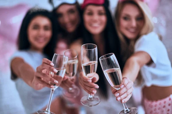 Vier Vrouwen Pyjama Champagneglazen Dicht Bij Camera Houden — Stockfoto