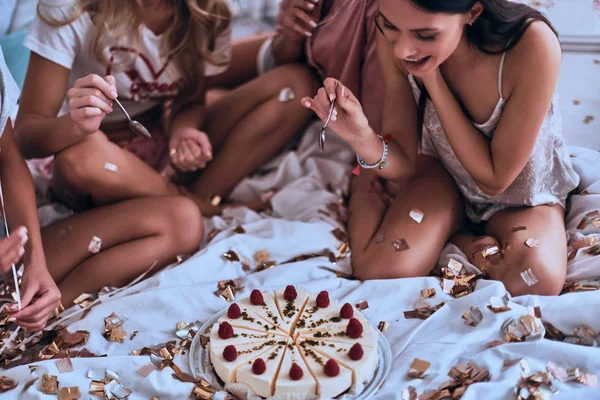 Belle Giovani Donne Pigiama Mangiare Gustosa Torta Con Fragole Mentre — Foto Stock