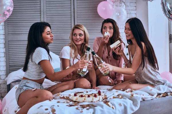 Τέσσερις Όμορφες Νεαρές Γυναίκες Στις Πυτζάμες Τρώγοντας Κέικ Και Πίνοντας — Φωτογραφία Αρχείου