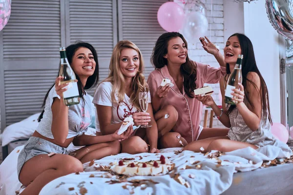 Négy Gyönyörű Fiatal Pizsamában Enni Tortát Iszik Pezsgőt Miközben Pizsamás — Stock Fotó