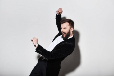 Yakışıklı adam studio surat takım elbiseyle dans