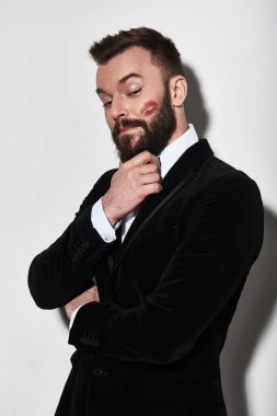 Tam takım çene ruj öpücük ile el tutmak yakışıklı genç adam