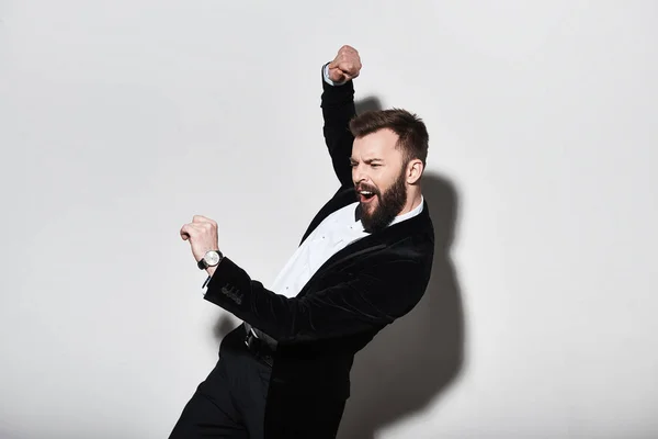 Dansande Stilig Man Kostym Att Göra Ett Ansikte Studio — Stockfoto