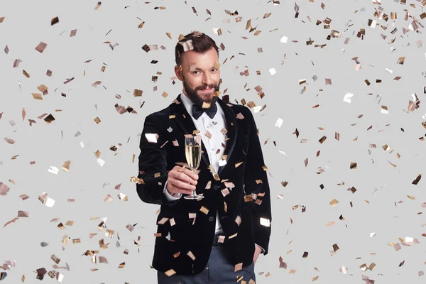 Jásot Pohledný Mladý Muž Obleku Drží Sklo Champagne Konfety Pádu — Stock fotografie