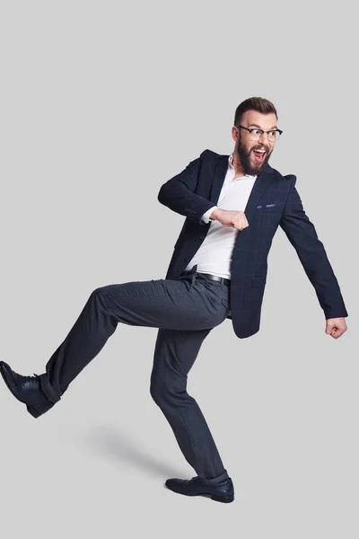 Voller Länge Schöner Junger Mann Formalbekleidung Der Ein Gesicht Macht — Stockfoto