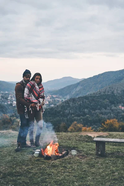 Couple Caucasien Amoureux Debout Près Feu Joie Dans Les Montagnes — Photo