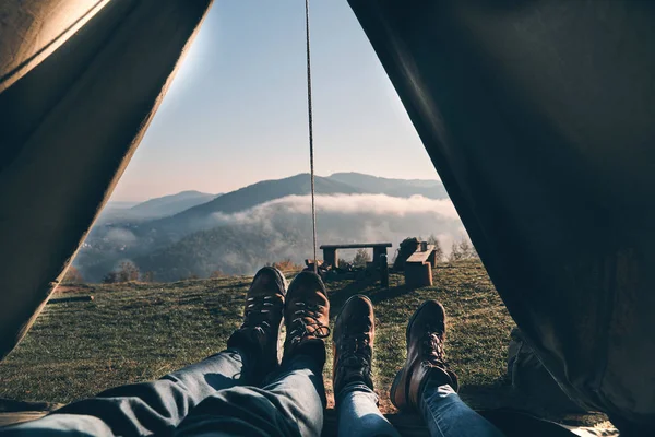 Vue Partielle Gros Plan Couple Profitant Vue Sur Chaîne Montagnes — Photo