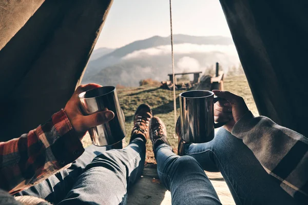 Vue Partielle Gros Plan Couple Profitant Vue Sur Chaîne Montagnes — Photo