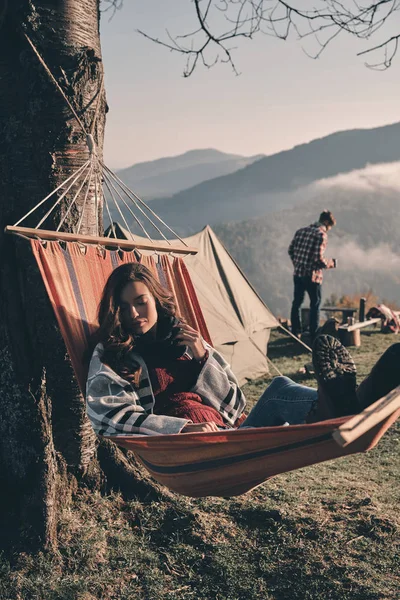 Woman Covered Blanket Relaxing Hammock Boyfriend Standing Background — Stock Photo, Image