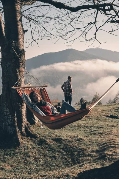 Mujer Tumbada Una Hamaca Mientras Novio Disfruta Belleza Naturaleza Acampada —  Fotos de Stock