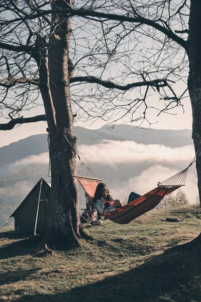 Mujer Relajándose Hamaca Disfrutando Camping Otoño Las Montañas —  Fotos de Stock