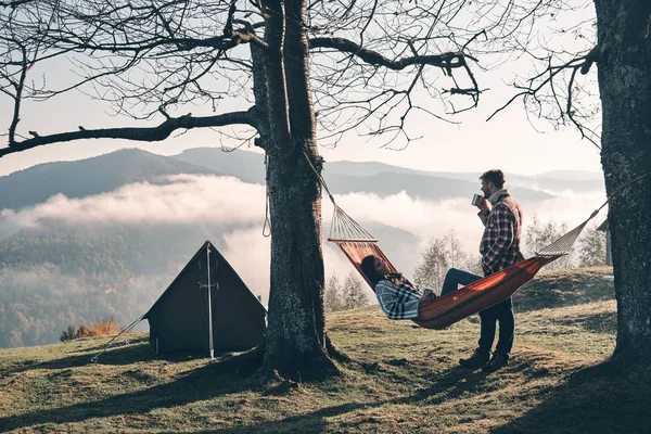 Mulher Descansando Rede Nas Montanhas Enquanto Homem Bonito Falando Com — Fotografia de Stock