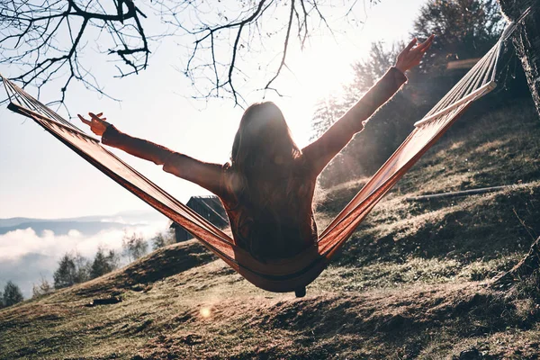 Baksidan Kvinnan Koppla Hängmattan Och Njuta Hösten Bergen — Stockfoto