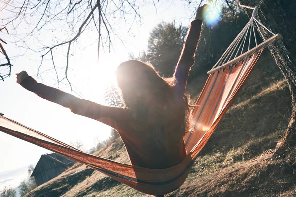 Vista Trasera Mujer Relajándose Hamaca Disfrutando Del Otoño Las Montañas —  Fotos de Stock