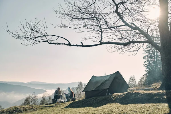 Paar Zitten Buurt Vreugdevuur Tent Bergen — Stockfoto