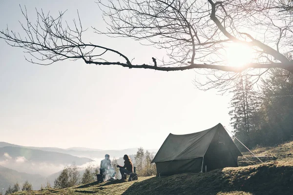 Paar Zitten Buurt Vreugdevuur Tent Bergen — Stockfoto