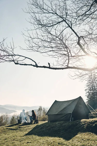 Paar Zitten Buurt Vreugdevuur Tent Bergen — Stockfoto