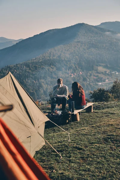 Kaukasiska Par Kärlek Sitter Bänk Nära Brasa Och Tält Bergen — Stockfoto