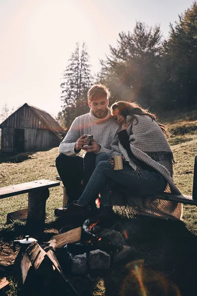 Vackert Par Kärlek Sitter Bänk Nära Brasa Fjällen — Stockfoto