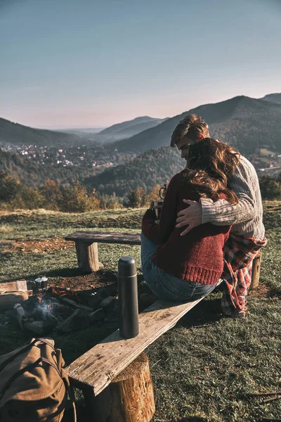 Par Kärlek Sorglös Umgås Bergen Nära Brasa Och Sitta Bänken — Stockfoto