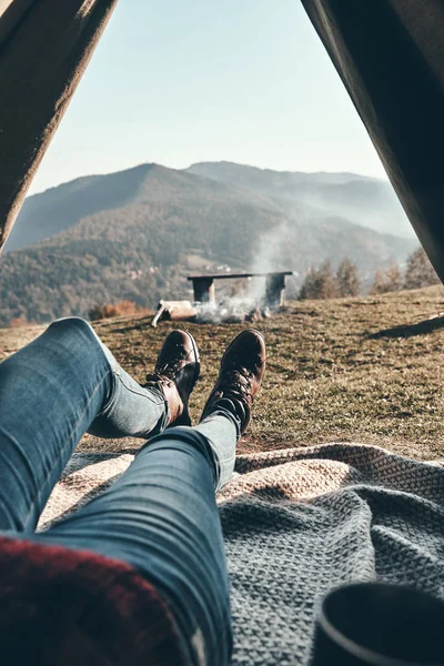 Gedeeltelijke Weergave Close Van Man Genieten Van Uitzicht Bergketen Liggend — Stockfoto