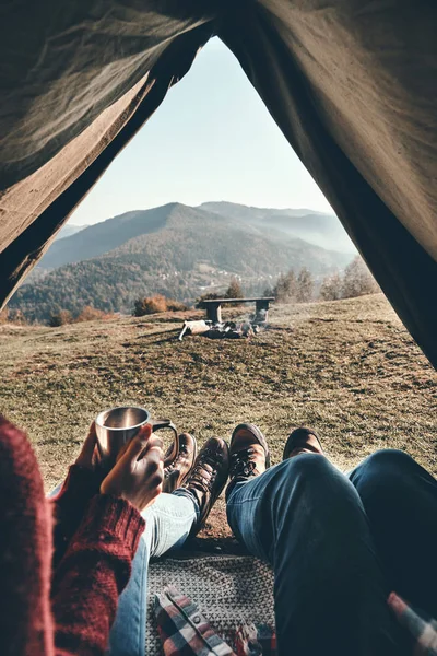 Gedeeltelijke Weergave Close Van Paar Genieten Van Uitzicht Bergketen Liggend — Stockfoto