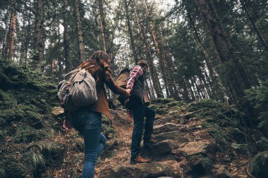 Elele ve birlikte ormanda hiking süre kadar hareketli bir çift