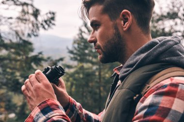 Güzellik doğa orman'da yürüyüş yaparken keşfetmek dürbün olan adam